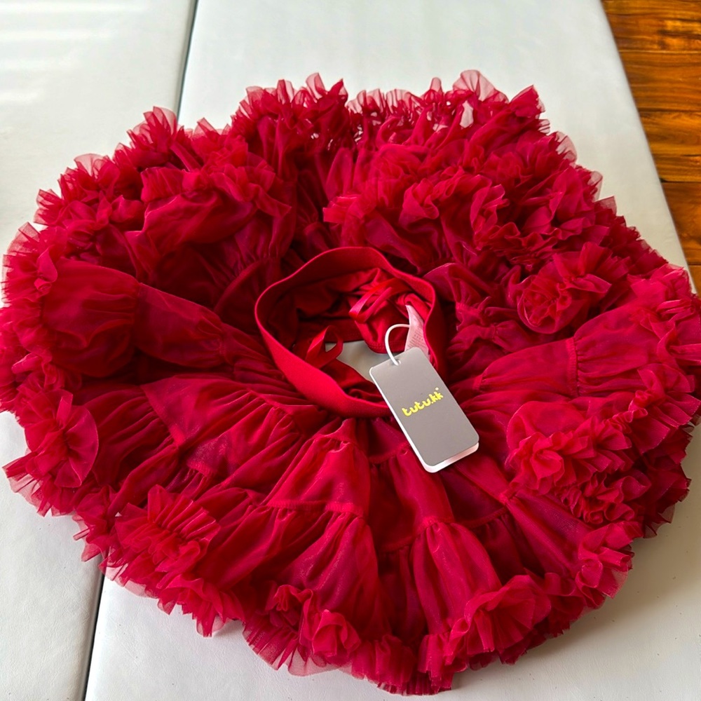 BRAND NEW, very puffy tutu skirt (2T-4T)